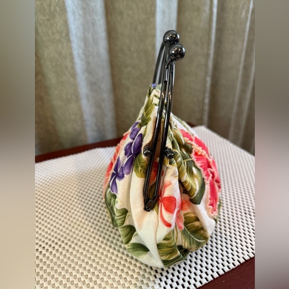 Floral Print Handbag with Metal Handle - Picture 3 of 5